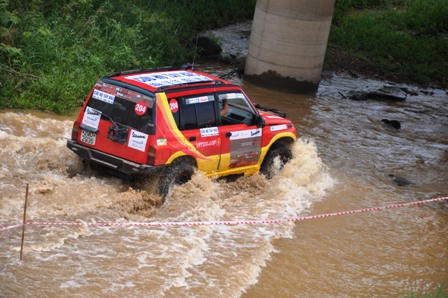 Mãn nhãn với màn đua ô tô địa hình giữa lòng Hà Nội